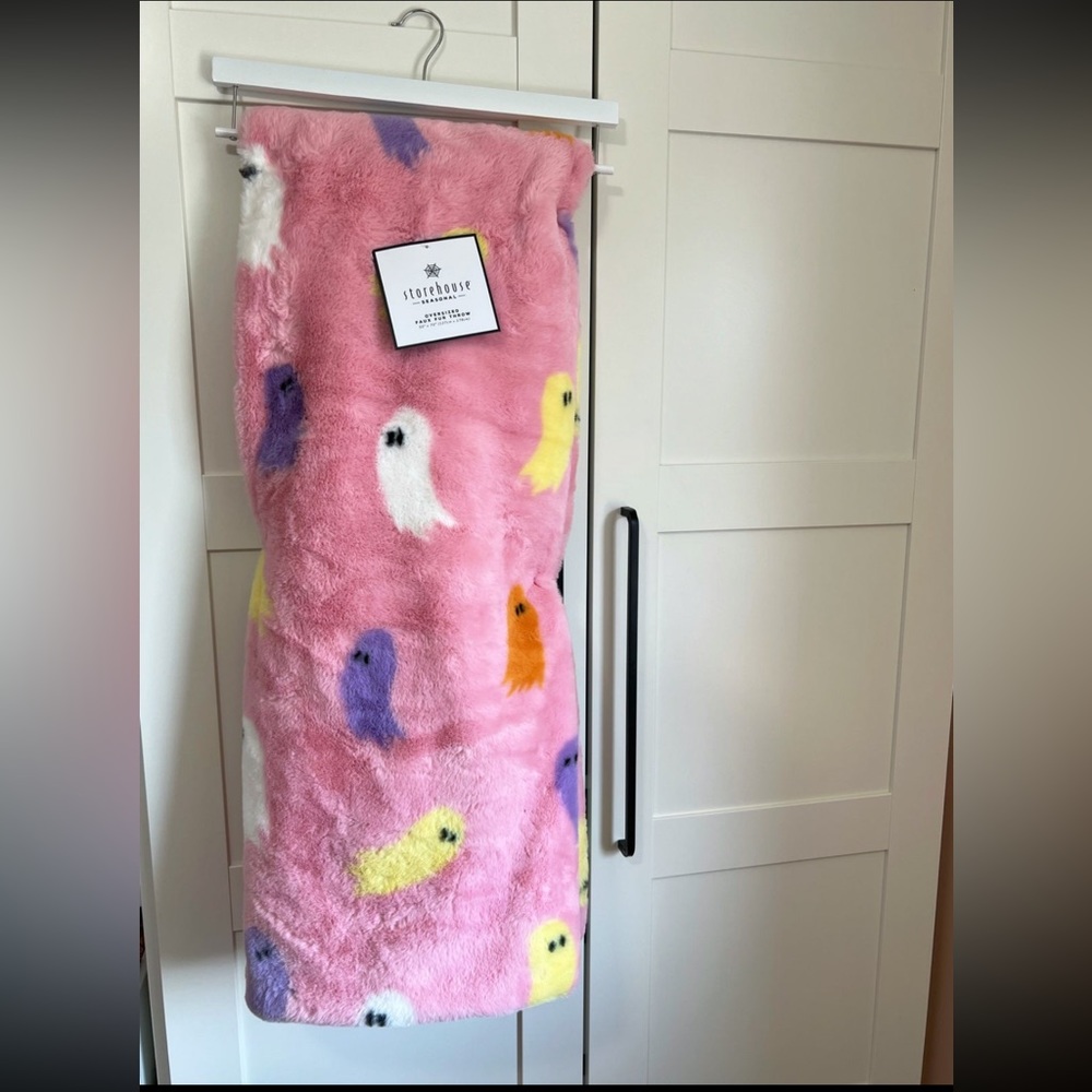 NWT Pink Ghost👻Halloween Blanket by Storehouse